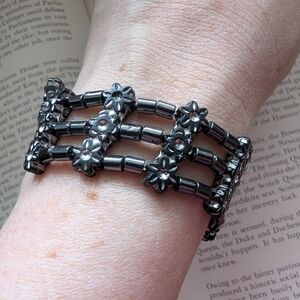 Hematite Floral Black Beaded Bracelet